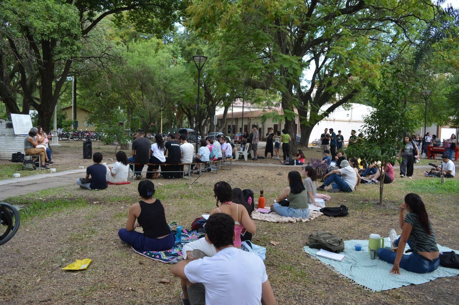 Estudiantes y docentes participando en una clase pública. Foto archivo