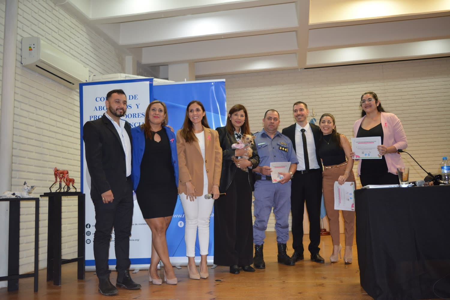 Integrantes del Colegio de Abogados entregaron reconocimiento al Juez Juan Pablo Lubary del Juzgado de Niñez, Adolescencia y Familia por su intervención en el caso de la perra Yuyu.