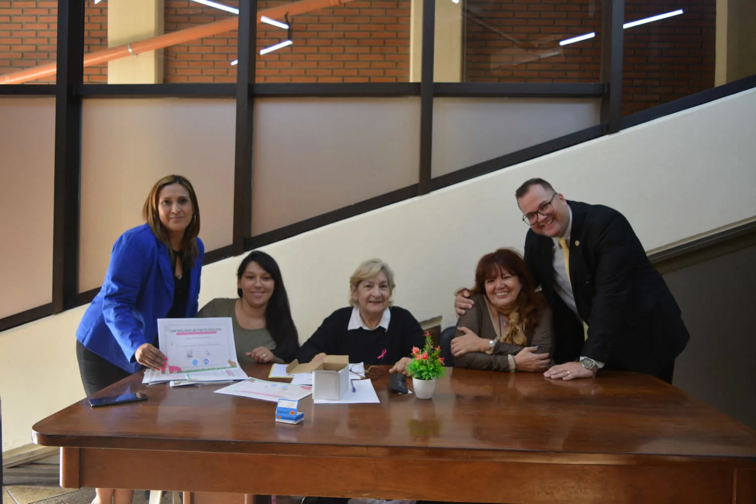 Imagen: Dra. Sonia Sosa y Dr. José Galassi con el equipo de inscripción del Congreso.