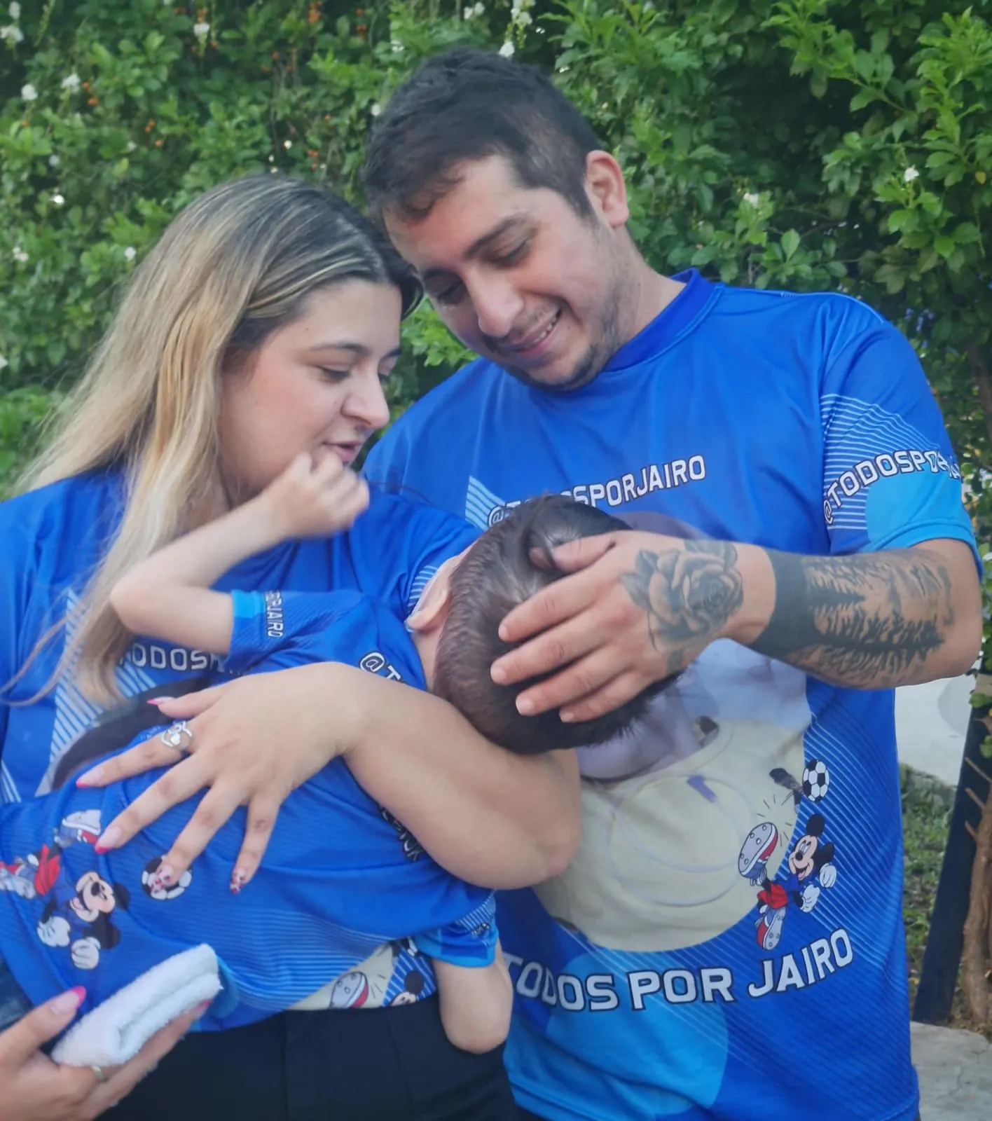 Imagen: Giuliana y Maximiliano con su hijo Jairo en la Plaza España de Resistencia