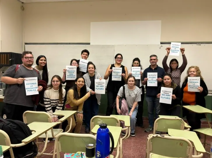 Imagen: Estudiantes y docentes de la UNNE