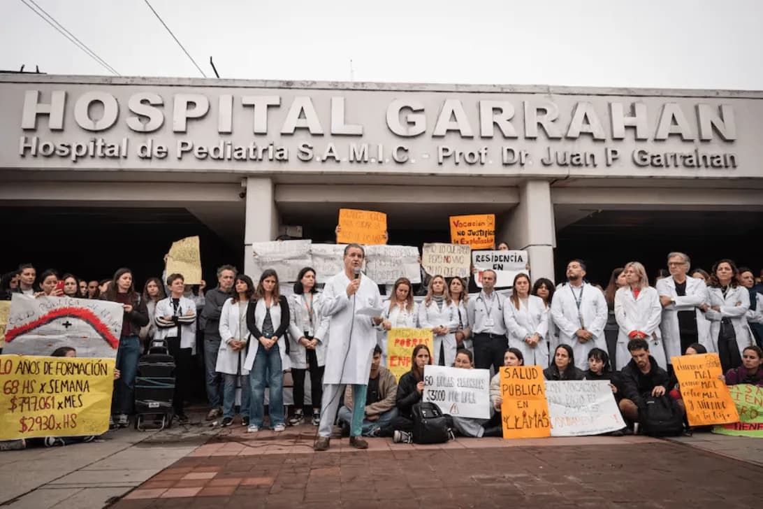 Jefes de distintas áreas del Hospital Garrahan realizaron lunes y martes asambleas y jornadas de lucha. Este jueves irán a un paro total. (Créditos imagen La Nación)