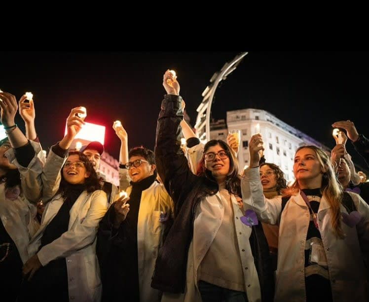 La noche de velas en el Obelisco en ciudad de Buenos Aires fue una de las acciones colectivas que impulsaron los residentes del Garrahan en reclamo de mejoras salariales