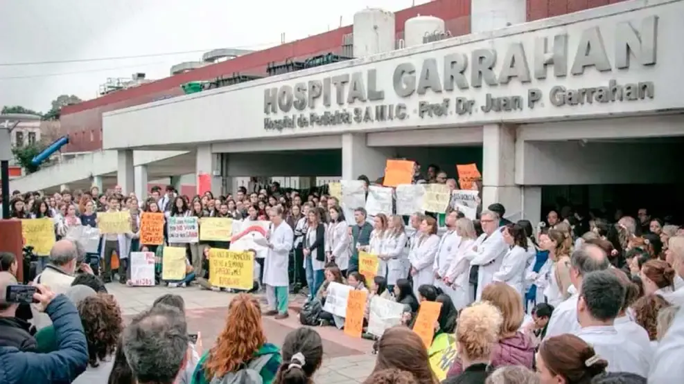 Imagen: En las asambleas del Hospital Garrahan participan residentes, jefes de áreas, familiares, profesionales de la salud.