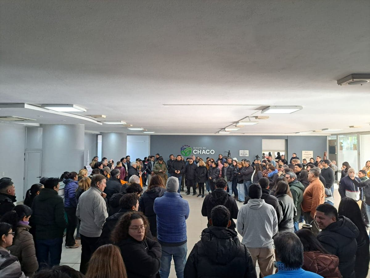 Asamblea de trabajadores en el hall de Casa de Gobierno de la Provincia del Chaco