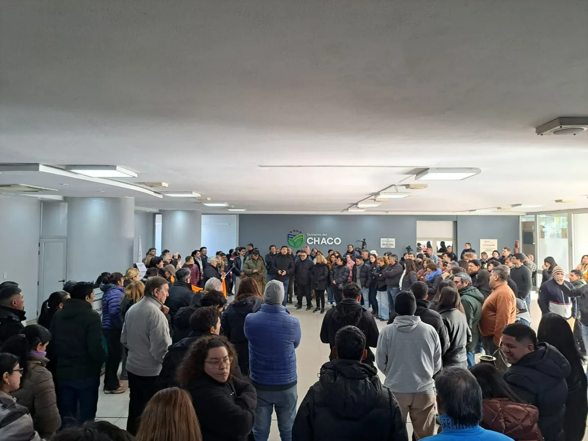 Asamblea de trabajadores en el hall de Casa de Gobierno de la Provincia del Chaco