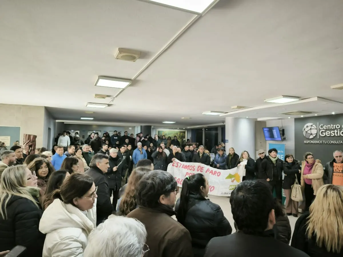 Imagen: Asamblea de trabajadores despedidos, concentraron en el hall de Casa de Gobierno