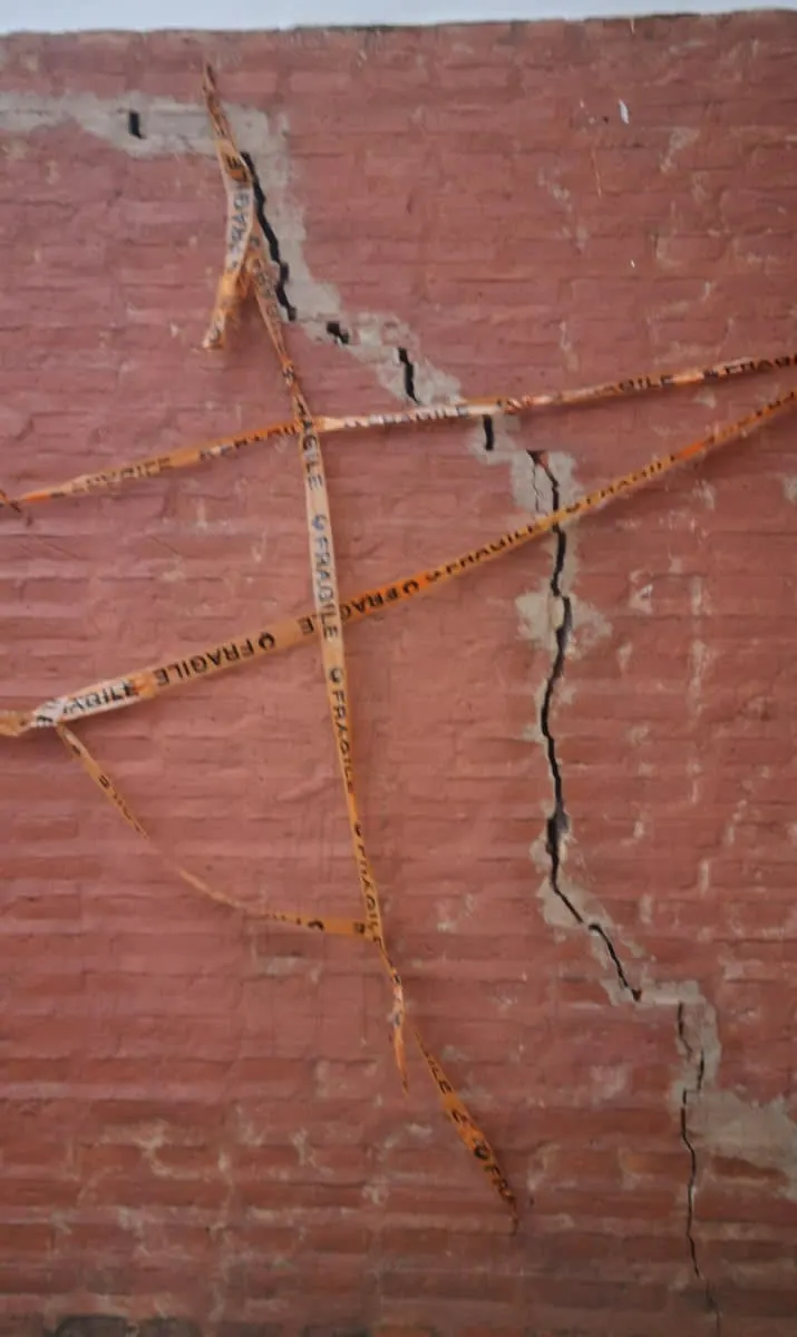 Imagen: Muro de entrada de la Escuela Técnica N° 16