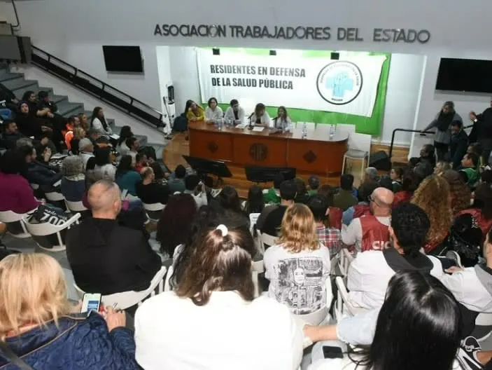 Imagen: Residentes reunidos en defensa de la salud pública. Créditos imagen: IG Residentes Garrahan