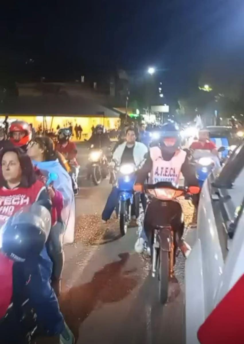 La caravana convocada por los gremios docentes tuvo una amplia concurrencia en Resistencia y se replicó en las distintas localidades de Chaco.