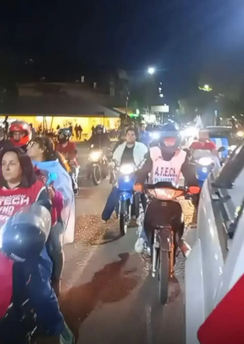 La caravana convocada por los gremios docentes tuvo una amplia concurrencia en Resistencia y se replicó en las distintas localidades de Chaco.