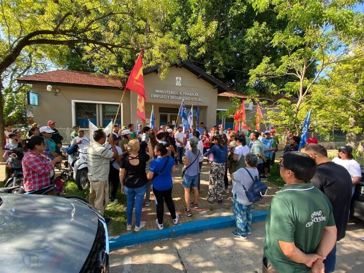 Imagen: Por la mañana se realizó una concentración en Resistencia, afuera del Ministerio de Trabajo